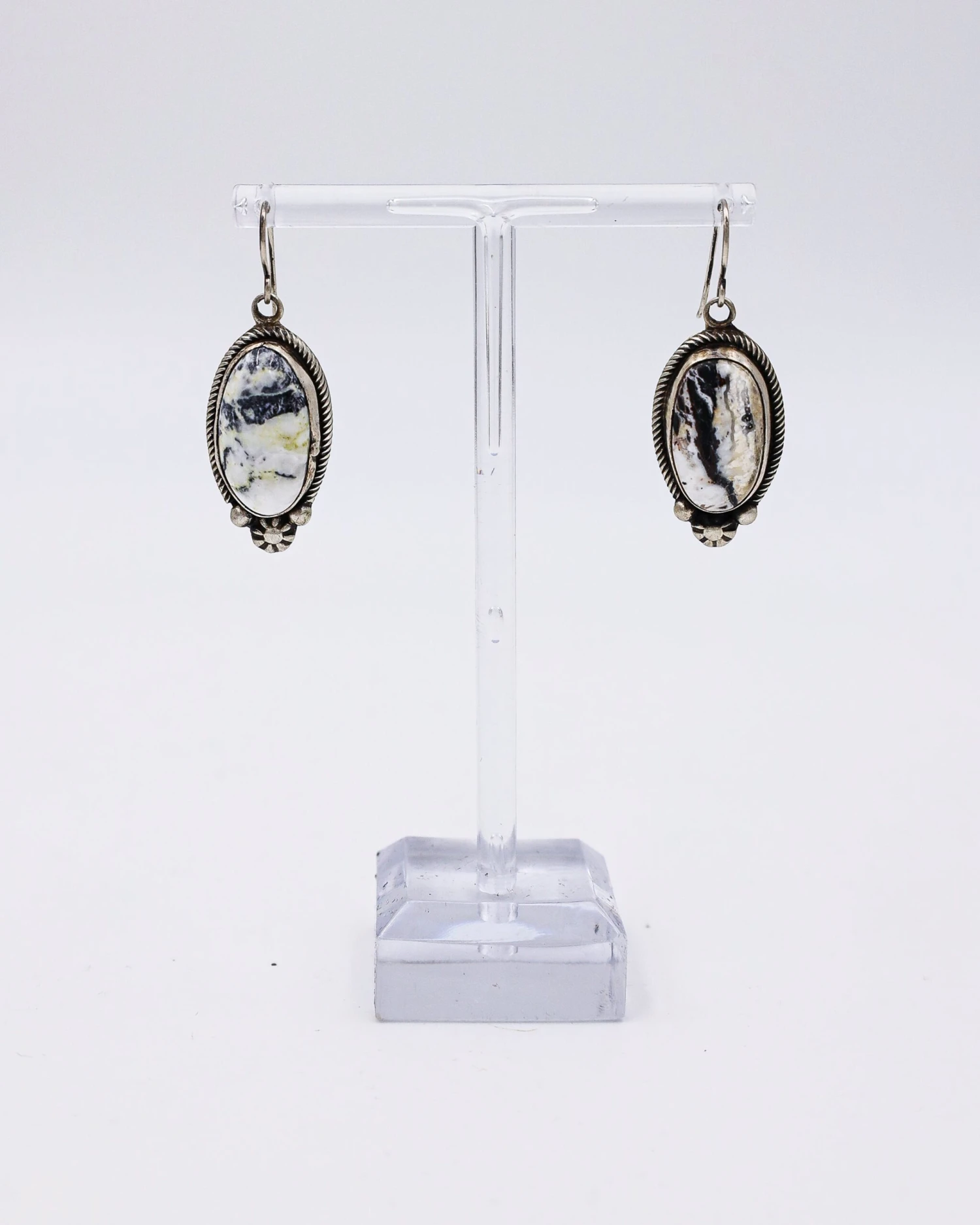 WHITE BUFFALO WITH NAVAJO PEARLS EARRING AND NECKLACE SET - Image 2