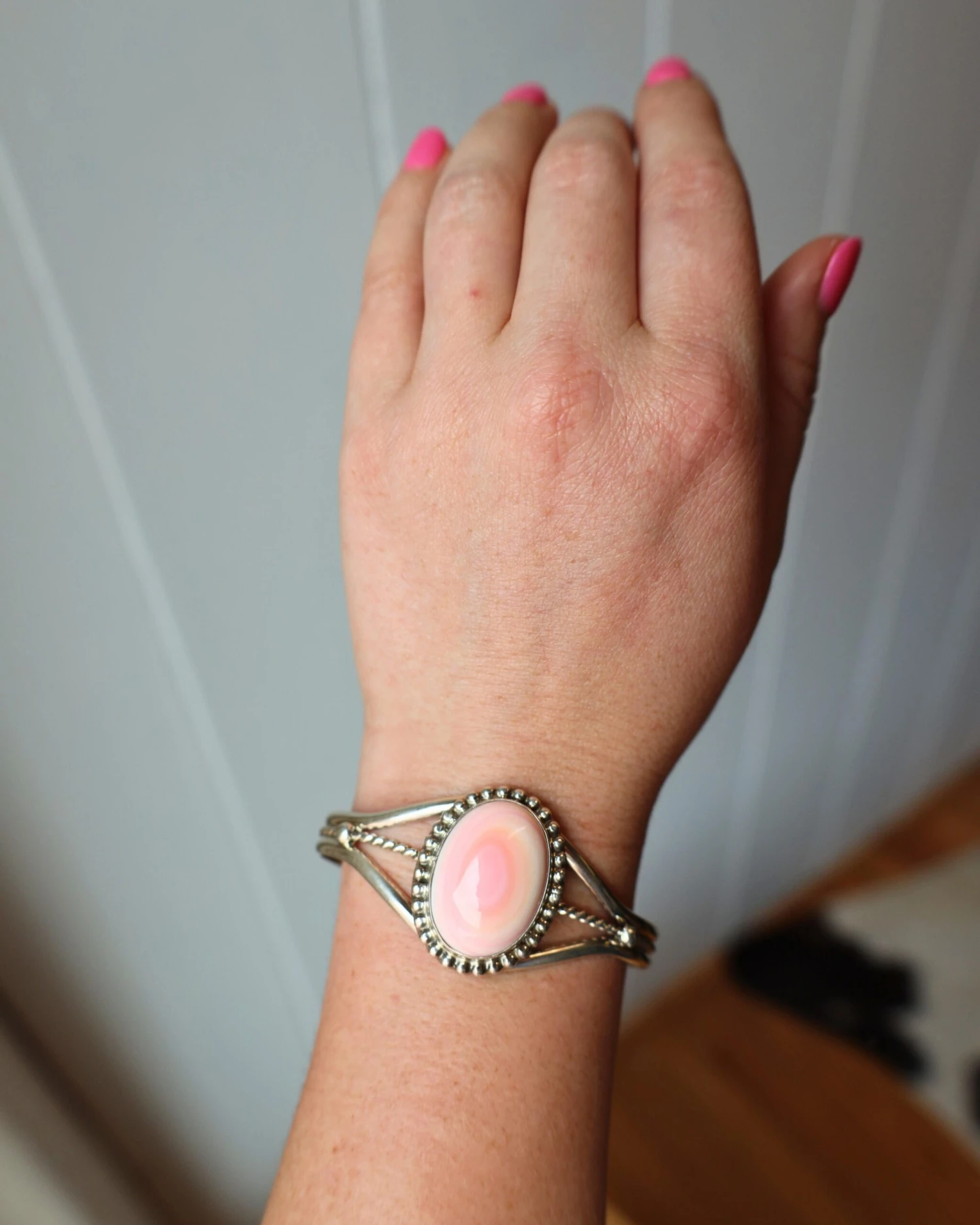 NAJA QUEEN PINK CONCH OVAL CUFF - Image 2