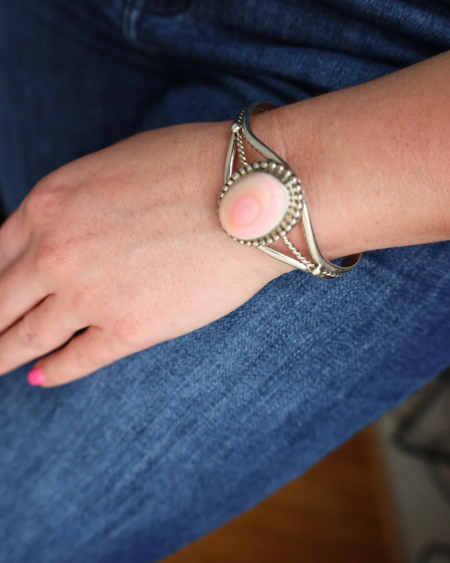 NAJA QUEEN PINK CONCH OVAL CUFF - Image 6