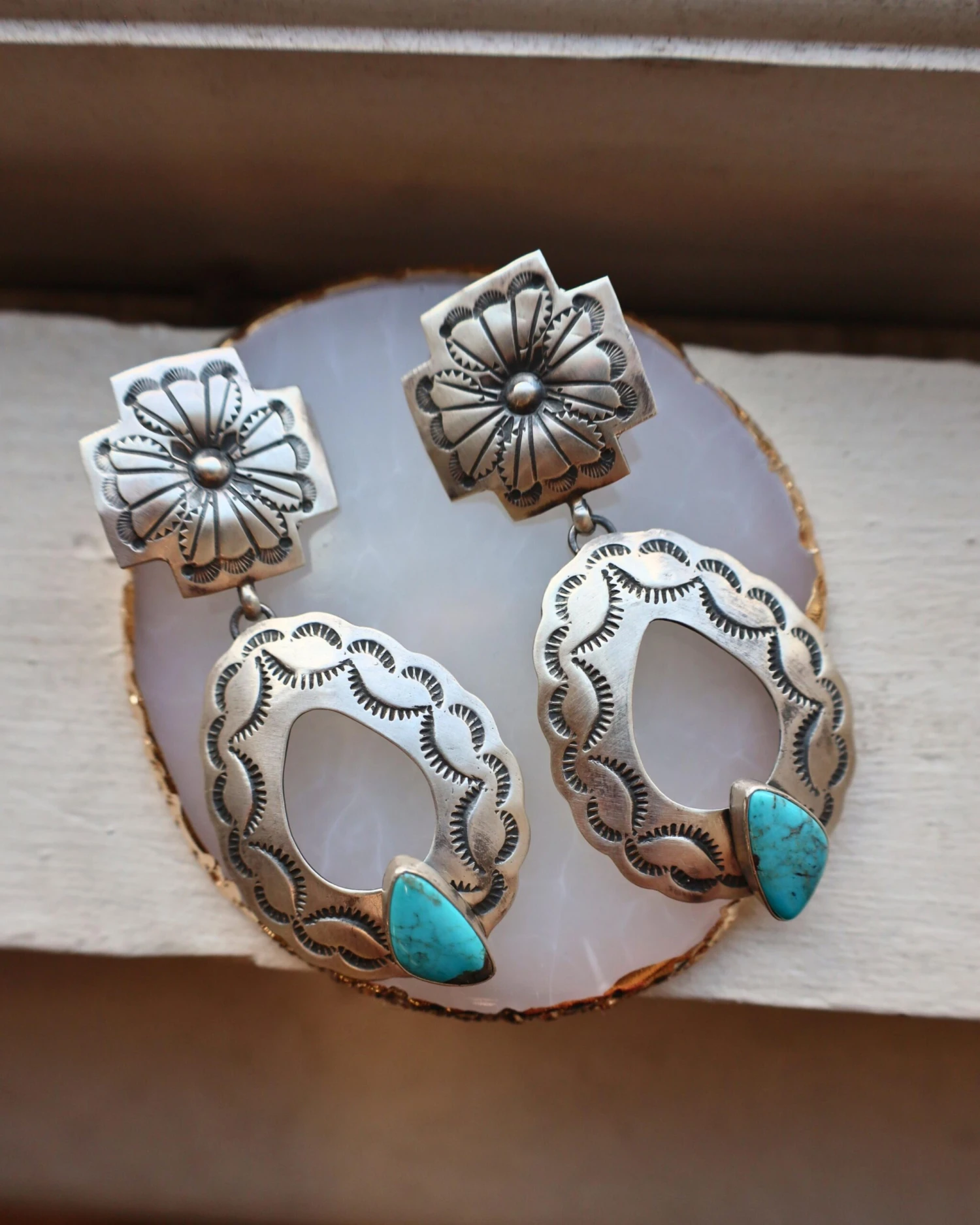 OPEN CONCHO OVOID TURQUOISE STONE EARRING - Image 3