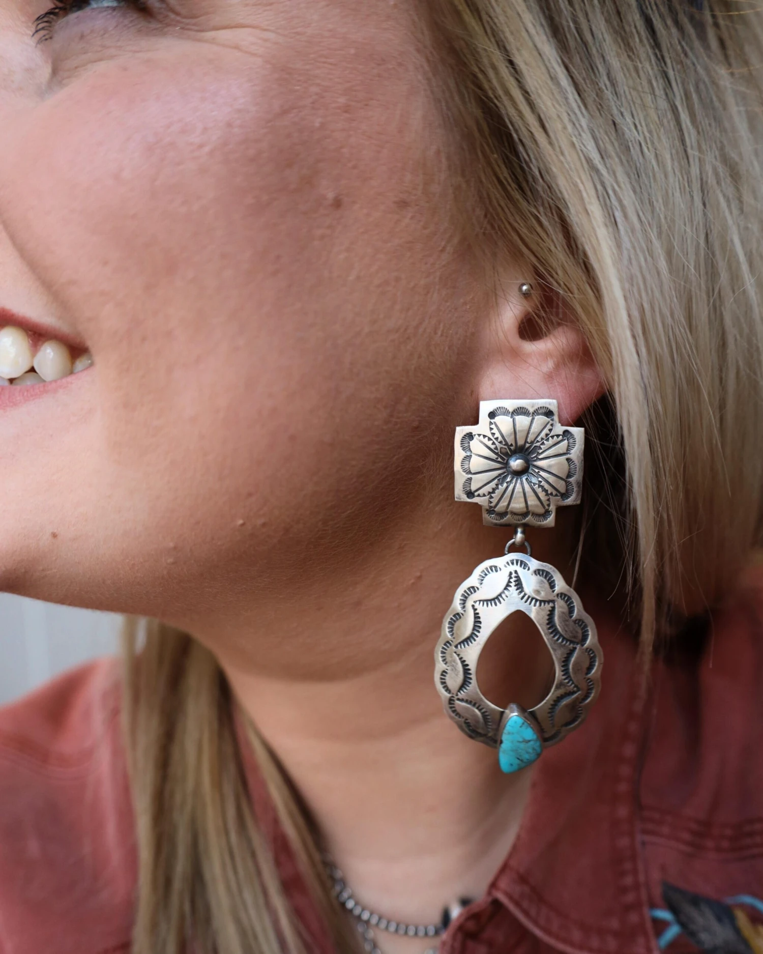 OPEN CONCHO OVOID TURQUOISE STONE EARRING - Image 8