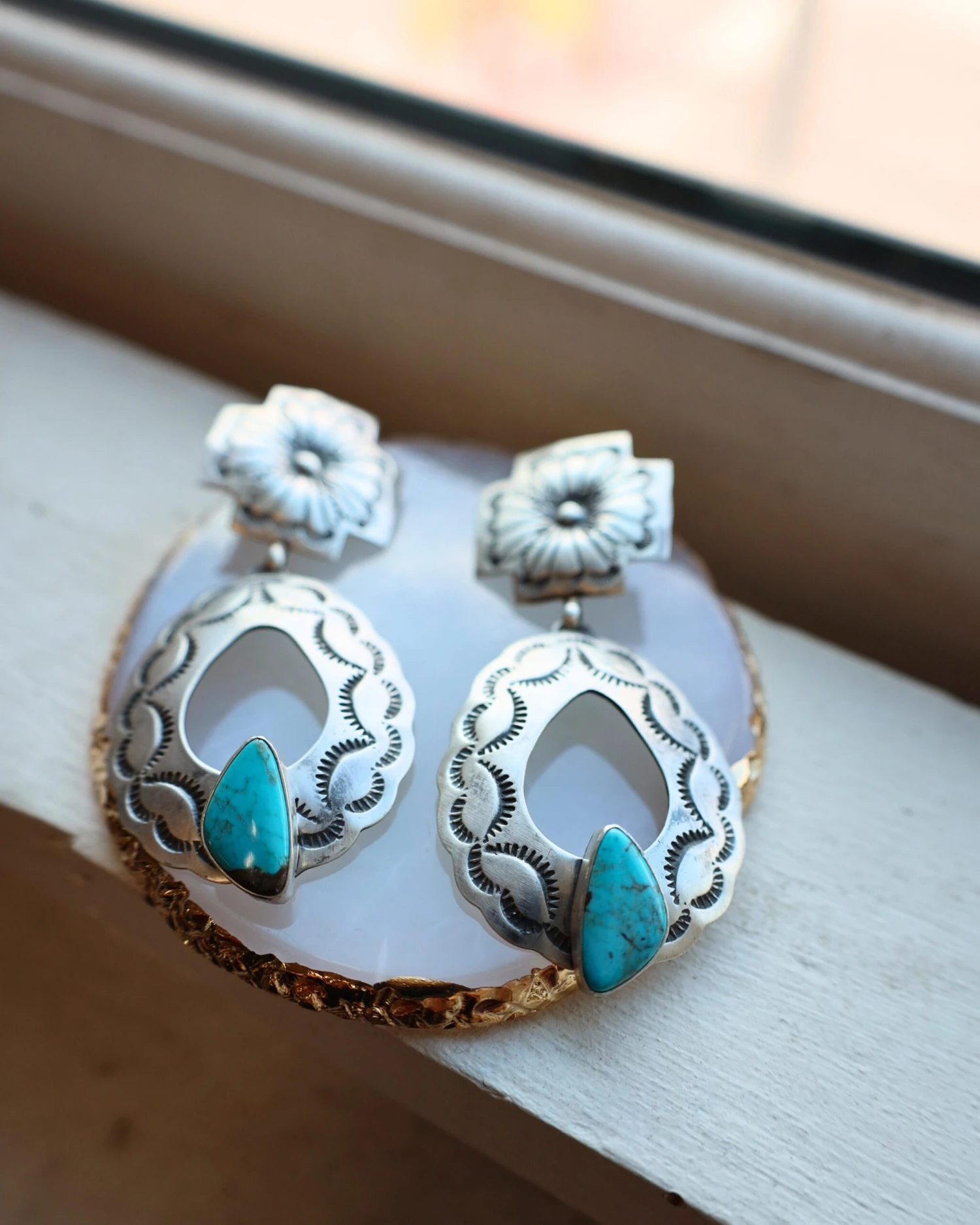 OPEN CONCHO OVOID TURQUOISE STONE EARRING - Image 5