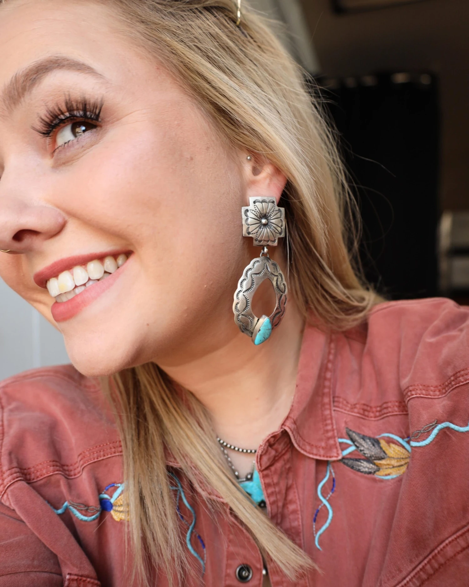 OPEN CONCHO OVOID TURQUOISE STONE EARRING - Image 6