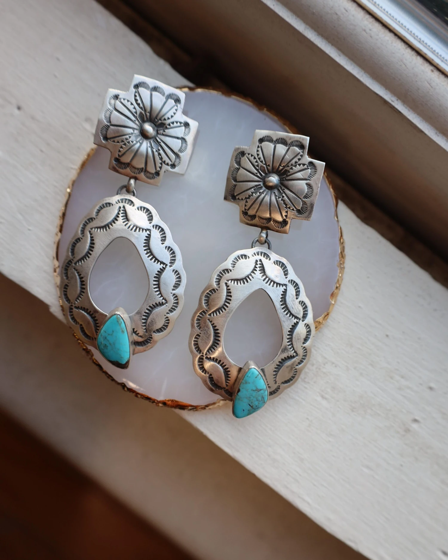 OPEN CONCHO OVOID TURQUOISE STONE EARRING