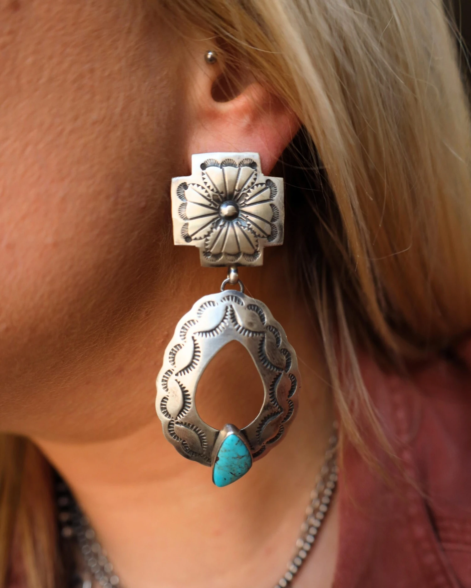 OPEN CONCHO OVOID TURQUOISE STONE EARRING - Image 4