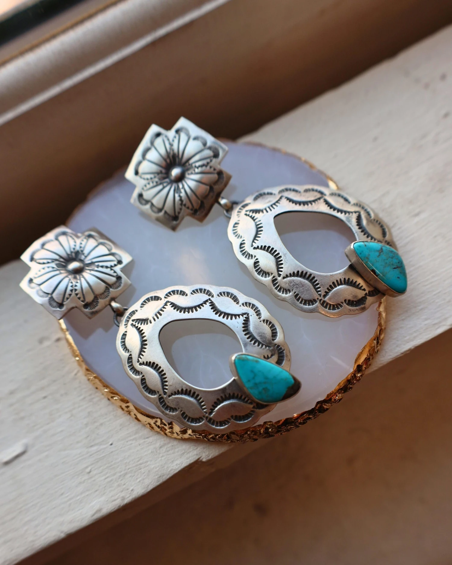 OPEN CONCHO OVOID TURQUOISE STONE EARRING - Image 9